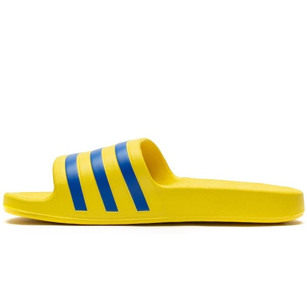 Adidas Adilette Aqua Slippers, amarelo com listras azuis, para uso casual.