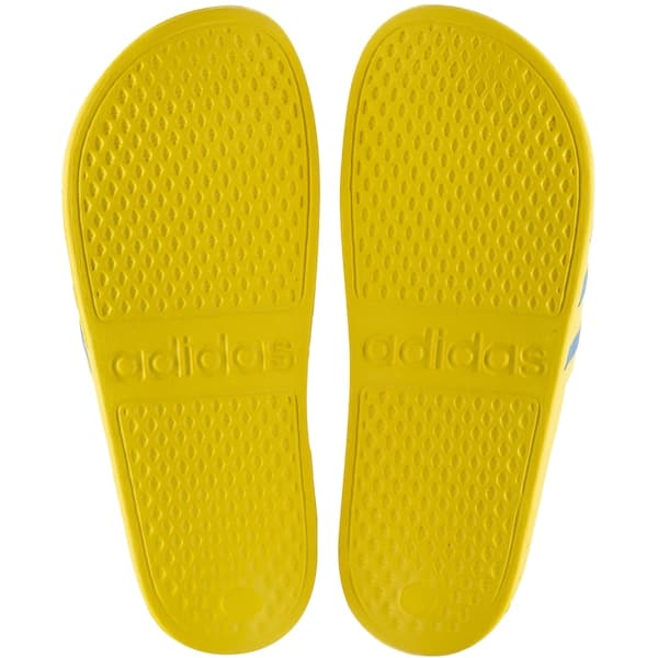 Sola amarela dos Adidas Adilette Aqua Slippers, com logo Adidas e padrão de ventilação.
