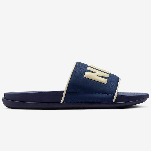 Detalhe do chinelo Nike Offcourt Slide masculino em couro azul escuro com logo.
