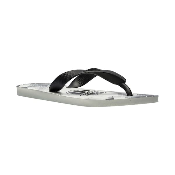 Detalhe da sola da sandália Dupe Ceará masculina com estampa escudo.