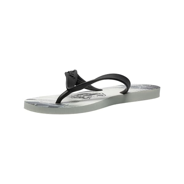 Detalhe do dedo da sandália Dupe Ceará masculina com estampa escudo.