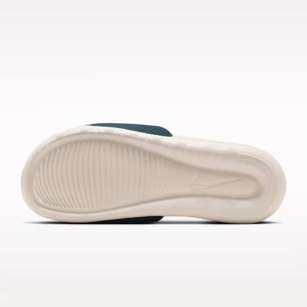 Nike Victori Slide Masculino branco com sola azul, estilo slide e logo preto.