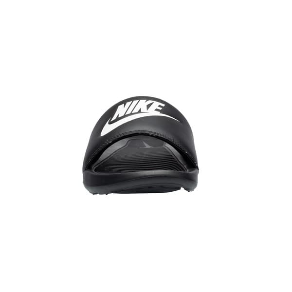 Detalhe do chinelo Nike Victori Slide preto masculino, com logo branco e design ergonômico.