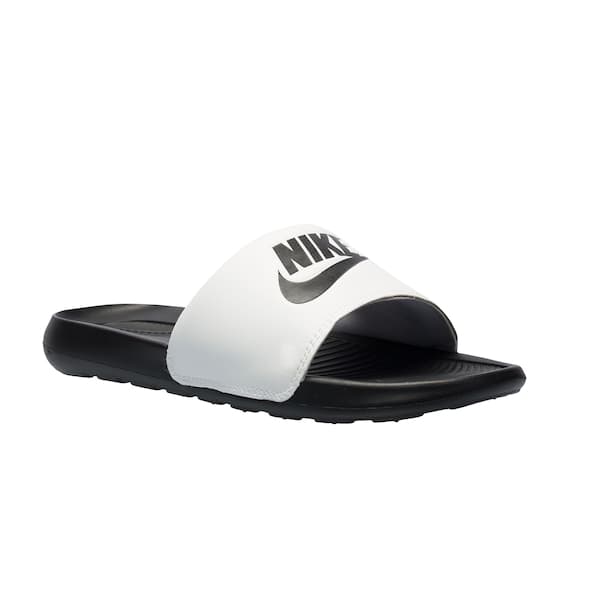 Chinelo Nike Victori Slide Masculino, preto e branco, com design de logotipo da Nike.