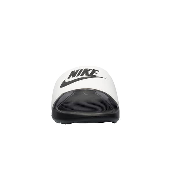 Chinelo Nike Victori Slide Masculino, preto e branco, mostrando o logotipo da Nike.