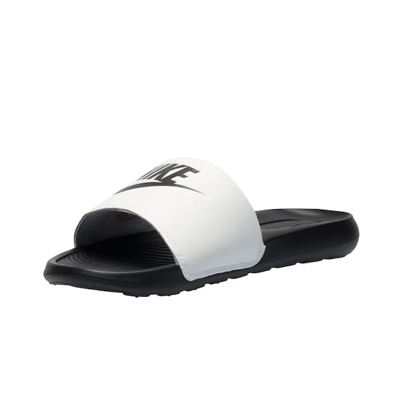Chinelo Nike Victori Slide Masculino, preto e branco, com design de logotipo da Nike.