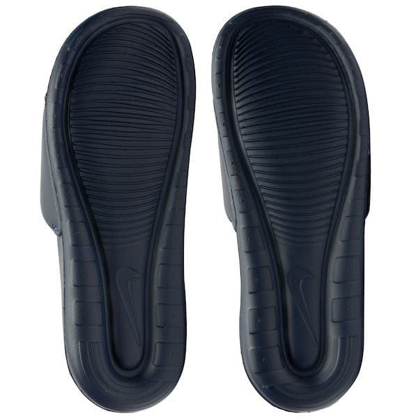 Solado em borracha preta do Nike Victori Slide Masculino azul marinho.