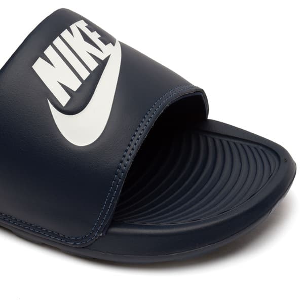 Detalhe do Nike Victori Slide Masculino azul marinho com logo branco.