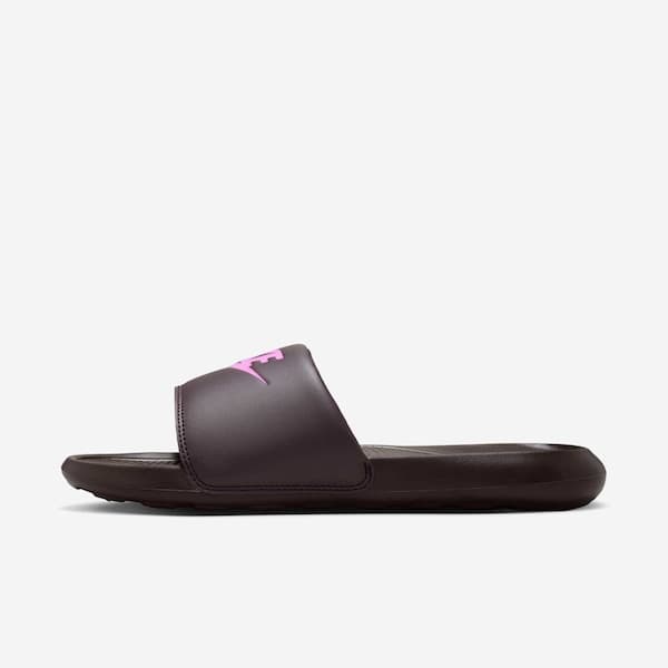 Nike Victori One Slide feminino marrom rosa com detalhe em rosa no topo.