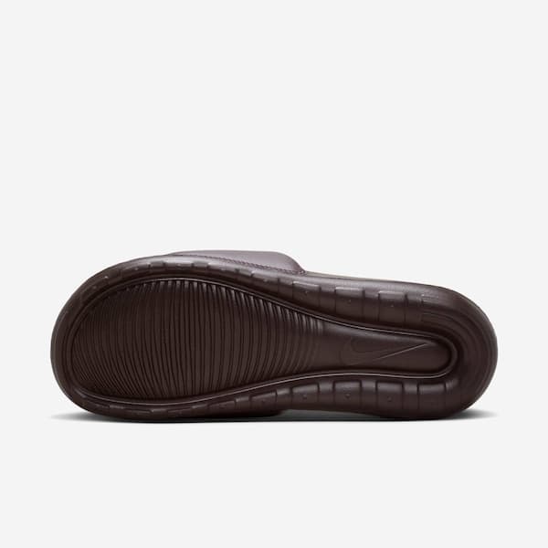Sola do Nike Victori One Slide feminino marrom rosa com logo da Nike.