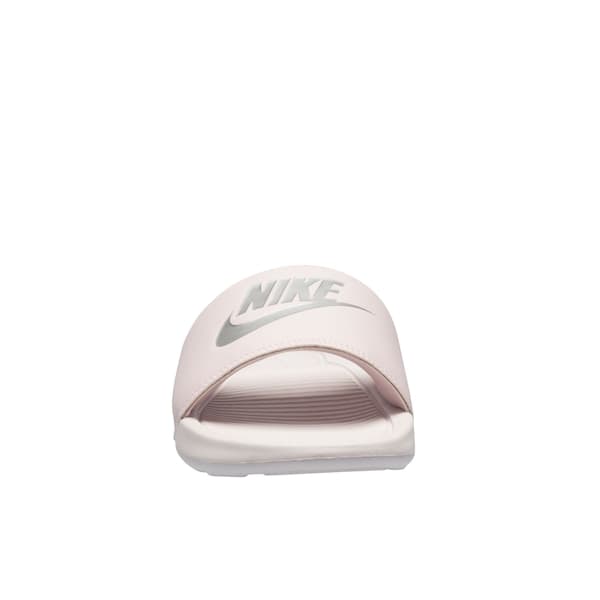 Nike Victori One Slide Sandal Women rosa, mostrando o detalhe do logotipo da Nike.