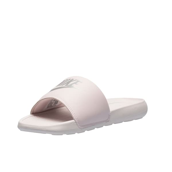 Nike Victori One Slide Sandal Women rosa, com etiqueta e logotipo da Nike visíveis.