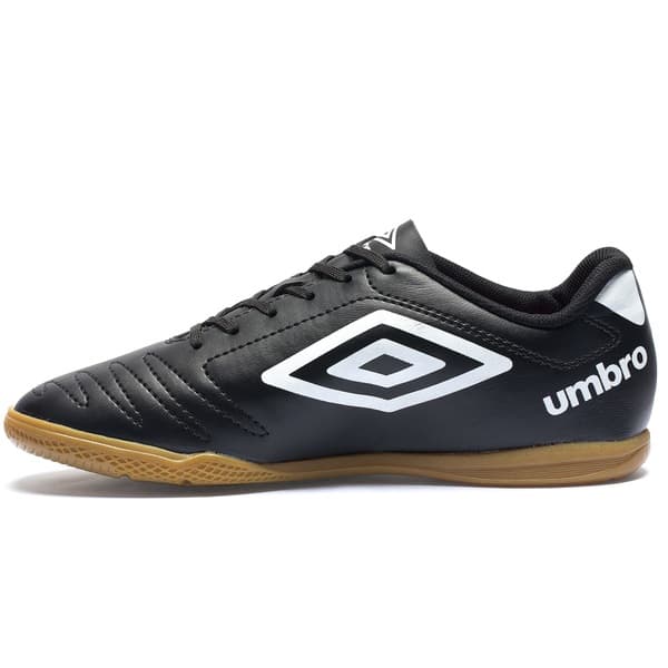 Chuteira Umbro Class Futsal Adulto em couro sintético preto, com detalhes brancos.