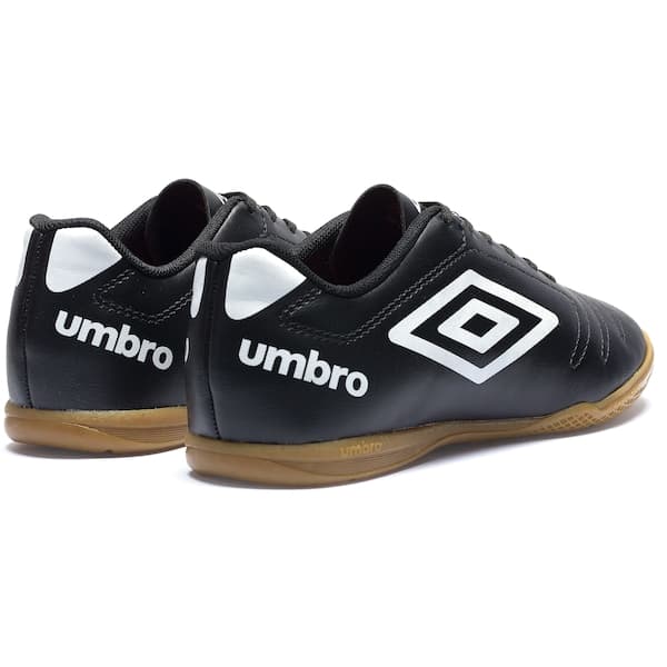 Par de chuteiras Umbro Class Futsal Adulto pretas com detalhes brancos e logo visível.