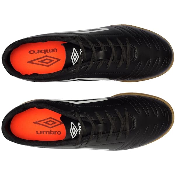 Interior de chuteira Umbro Class Futsal Adulto preta com detalhes em branco e laranja.