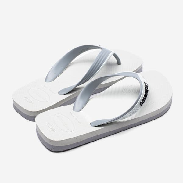 Havaianas Dual Adulto branco com sola cinza e logo preto, vista frontal.