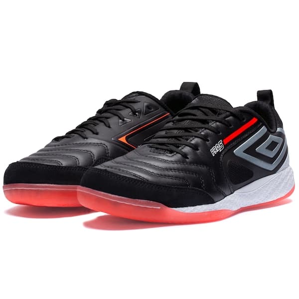 Chuteira Futsal Adulto Umbro Pro 5 Bump preta com detalhes em cinza e laranja