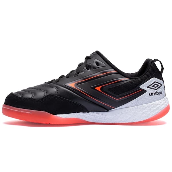 Chuteira futsal Umbro Pro 5 Bump adulto, preta, vermelha e branca com logo.