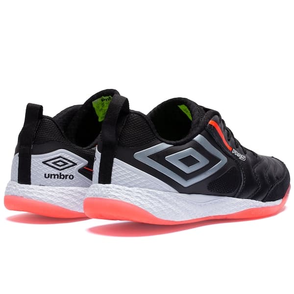 Par de chuteiras futsal Umbro Pro 5 Bump adulto, preta, vermelha e branca.