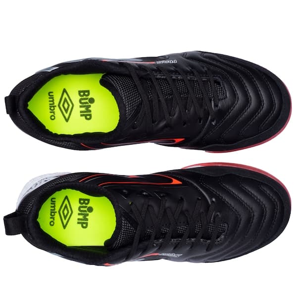 Par de chuteiras futsal Umbro Pro 5 Bump adulto, preta, vermelha e verde.