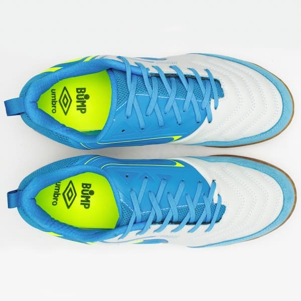 Chuteira futsal Umbro Pro 5 Bump azul e branco para adultos, com detalhes verdes.