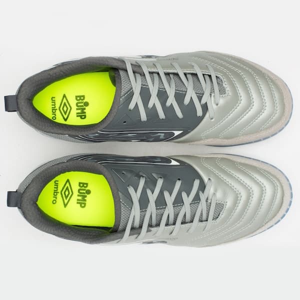 Chuteira futsal Umbro Pro 5 Bump adulto, cinza e verde, com textura e solado azul.