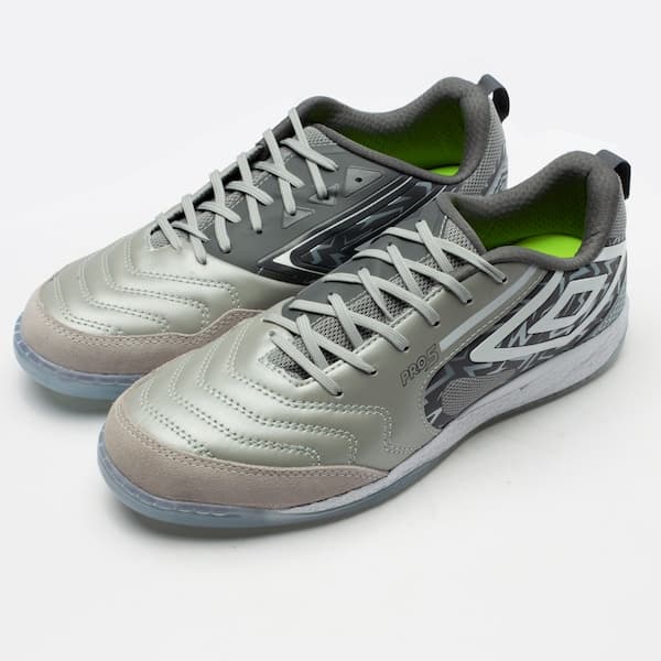Par de chuteiras futsal Umbro Pro 5 Bump, cinza e branco, com detalhes em verde neon.