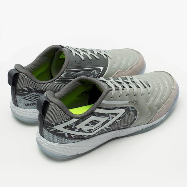 Chuteira futsal Umbro Pro 5 Bump adulto, cinza e branco, com detalhes em verde e logotipo.