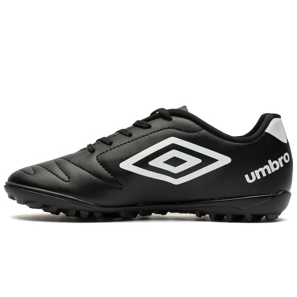 Chuteira Society Infantil Umbro Class 2.2 em preto e branco, com logo.