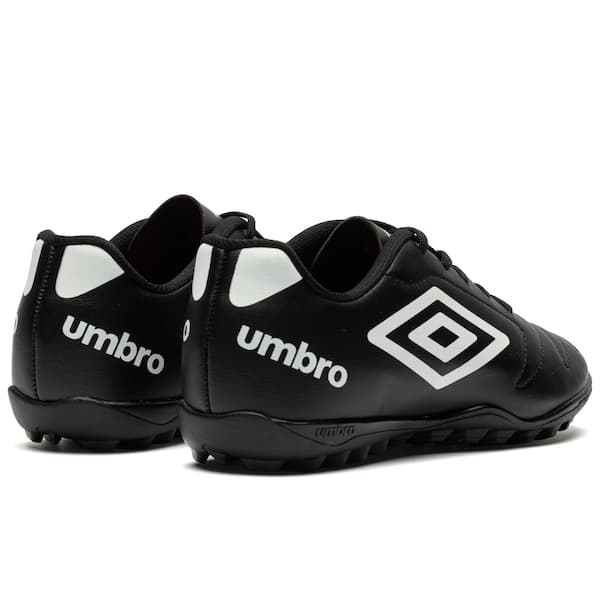 Par de chuteiras Umbro Class 2.2 para criança, preto e branco com detalhes.