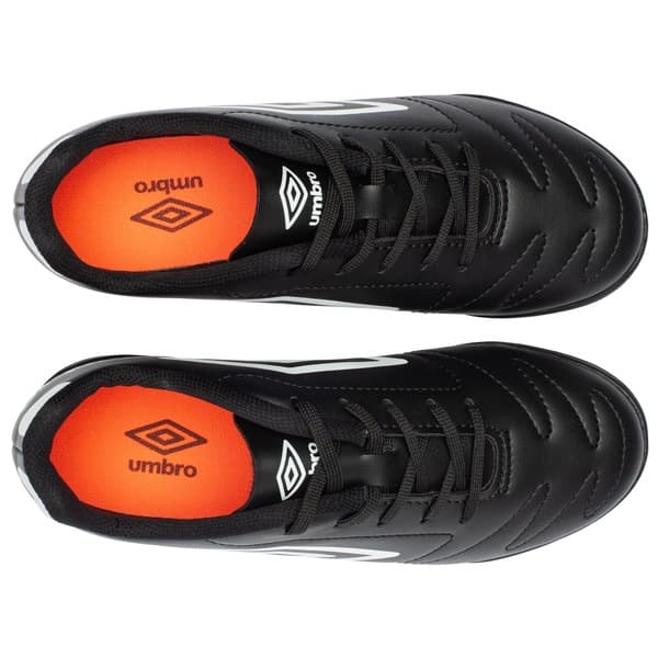 Par de chuteiras Umbro Class 2.2 infantis, preto com detalhes em branco e laranja.