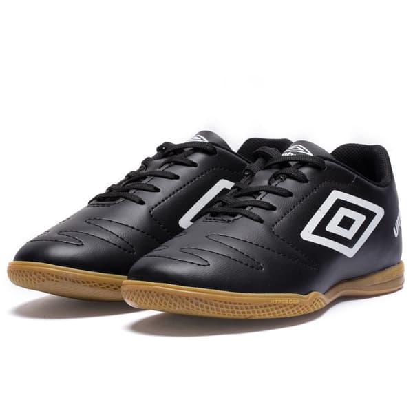 Chuteira Futsal Infantil Umbro Class 2.2, preto e branco, logotipo da Umbro, sola marrom, cadarço preto