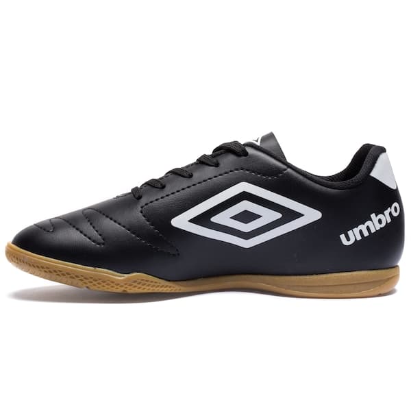 Detalhe da chuteira futsal infantil Umbro Class 2.2, mostrando o logo branco e sola marrom.