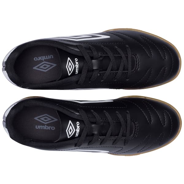 Vista inferior das chuteiras futsal infantil Umbro Class 2.2, mostrando detalhes do logo e sola.