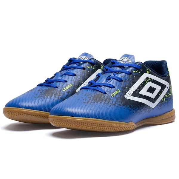 Chuteira Futsal Infantil Umbro Cosmic azul e preto com detalhes brancos e verdes