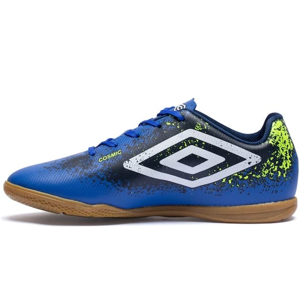 Chuteira futsal infantil Umbro Cosmic, azul e preto com detalhes em verde neon.