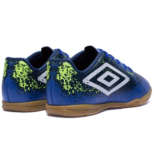 Par de chuteiras futsal infantil Umbro Cosmic, azul e preto com detalhes em verde neon.