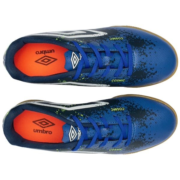 Detalhes de chuteira futsal infantil Umbro Cosmic, azul e preto com solado marrom.