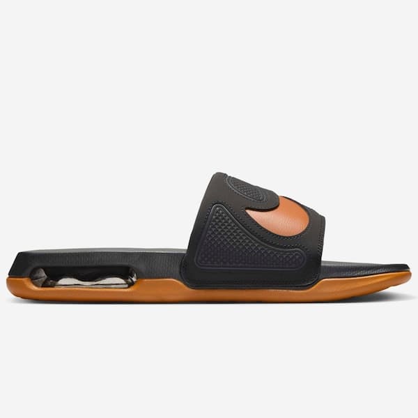 Vista lateral da sandália Nike Air Max Cirro Slide para adulto, preta e laranja, com sola texturizada.