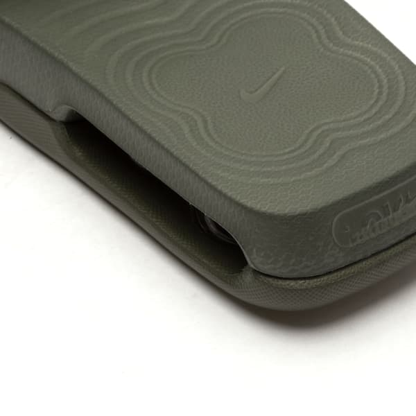 Detalhe da Nike Air Max Cirro Slide Sandal Olive Green, mostrando o design único e a textura.