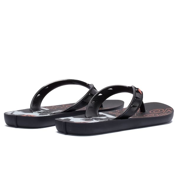 Chinelo infantil Grendene Rider Street Ole Futebol, preto e branco, com estampa de jogador.