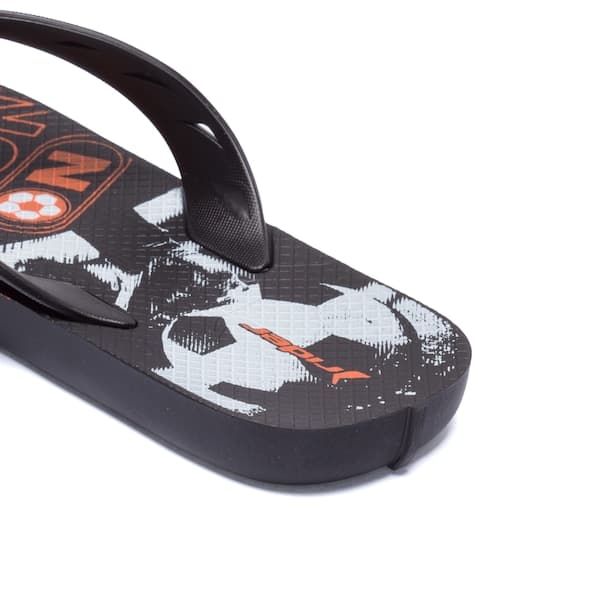 Detalhe da estampa do chinelo infantil Grendene Rider Street Ole Futebol, preto e branco.