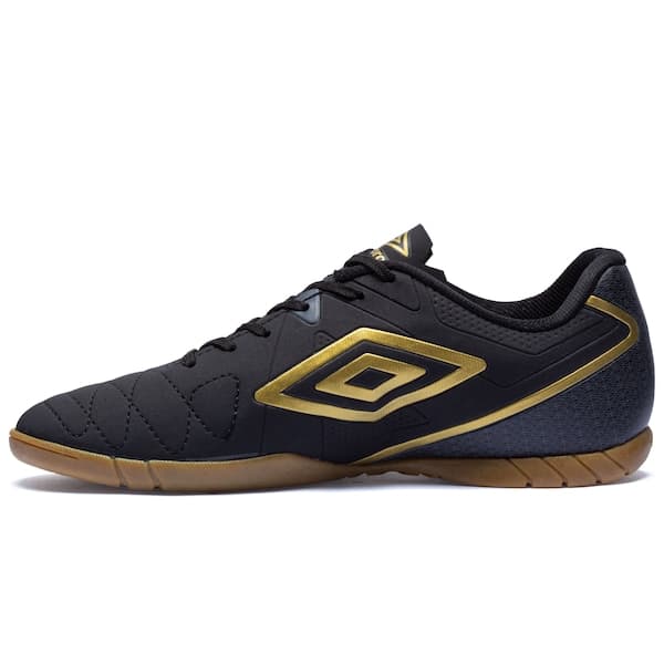 Detalhe da chuteira futsal Umbro Attak Eternal, preta com detalhes dourados.