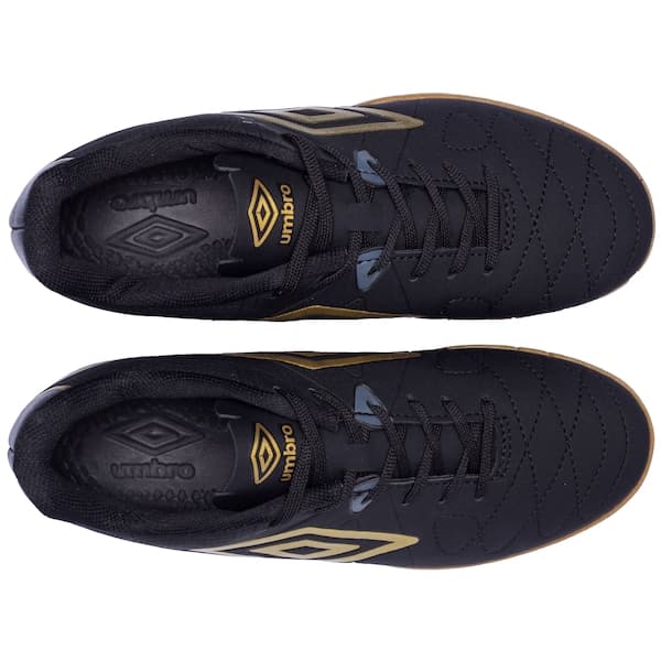 Detalhe interno da chuteira futsal Umbro Attak Eternal, preta com logo Umbro.