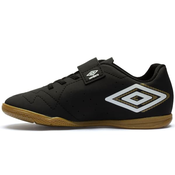 Chuteira futsal infantil Umbro Neo Striker, preta com detalhes em branco e dourado.