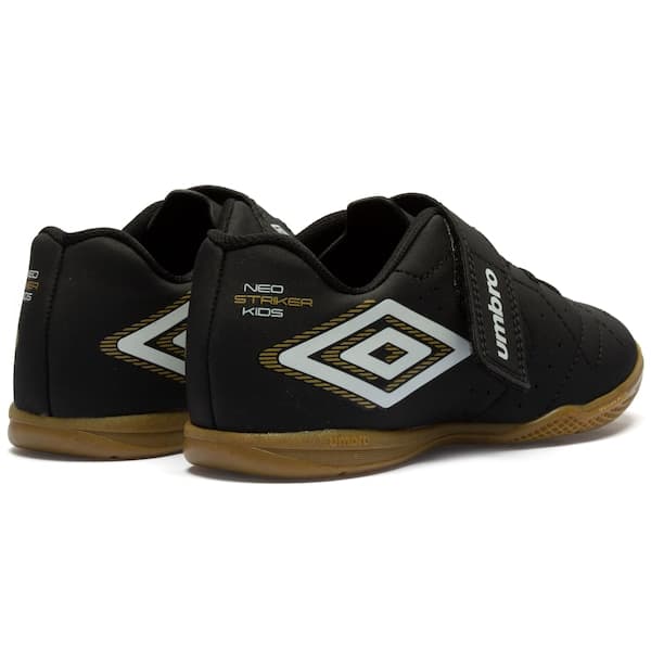 Par de chuteiras futsal infantil Umbro Neo Striker, pretas com detalhes em branco e dourado.