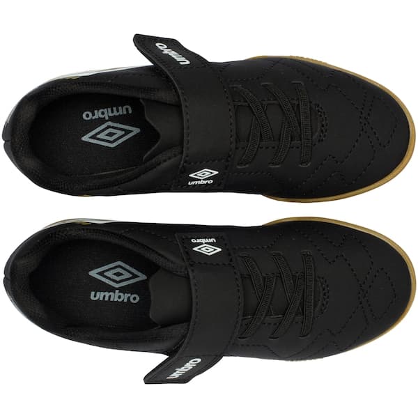 Detalhes internos da chuteira futsal infantil Umbro Neo Striker, preta com solado marrom.