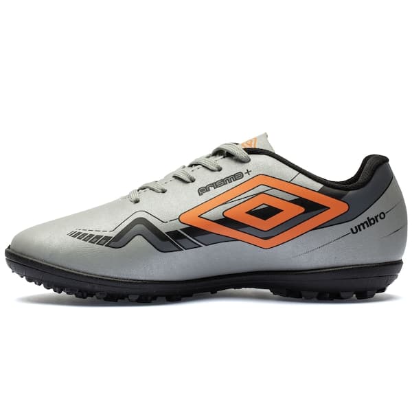 Tênis Umbro Prisma Soccer Cleats Kids Turf cinza preto laranja com logo
