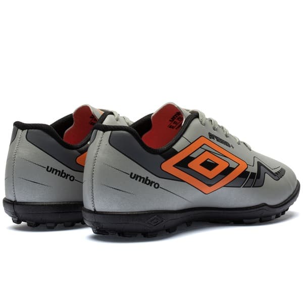 Par de tênis Umbro Prisma Soccer Cleats Kids Turf cinza preto laranja
