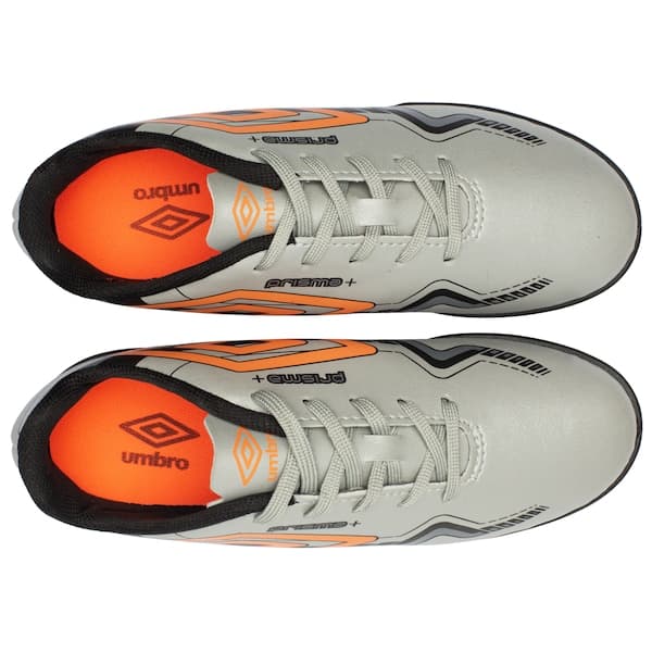 Par de tênis Umbro Prisma Soccer Cleats Kids Turf cinza preto laranja